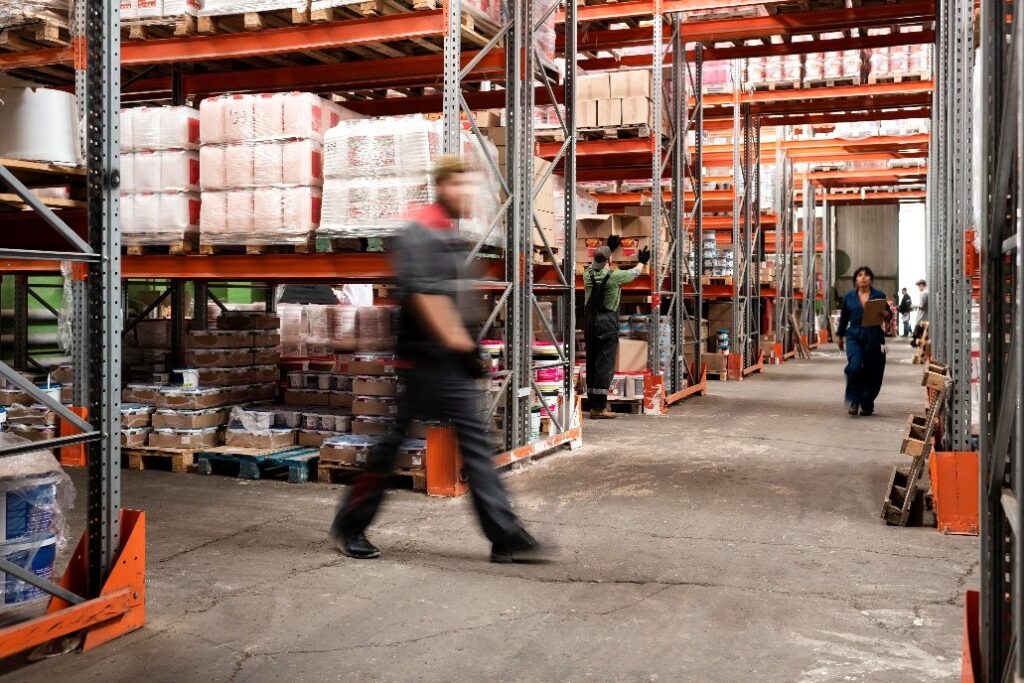 Warehouse with central aisle and pallets after revamping