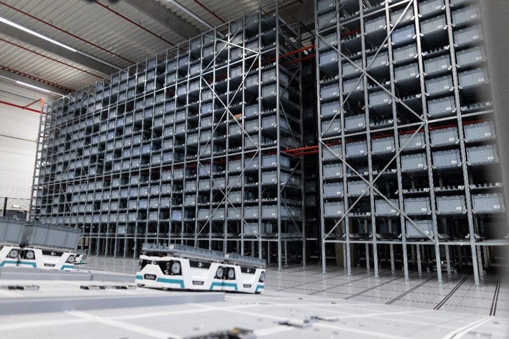 Logistics robots for 3PL warehouses