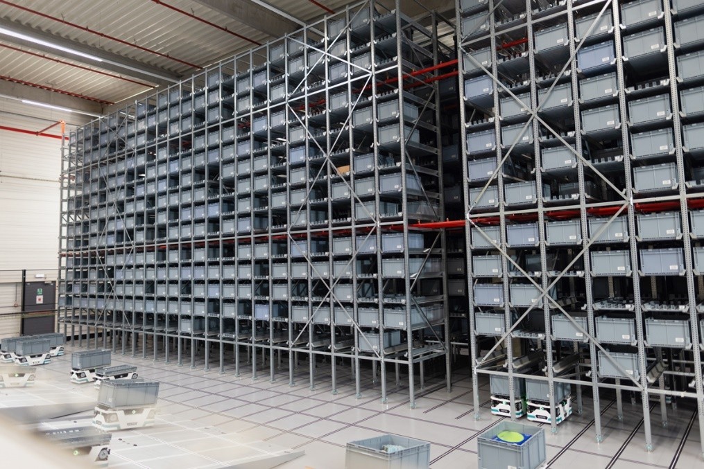 Automated handling of cosmetic packages in the warehouse