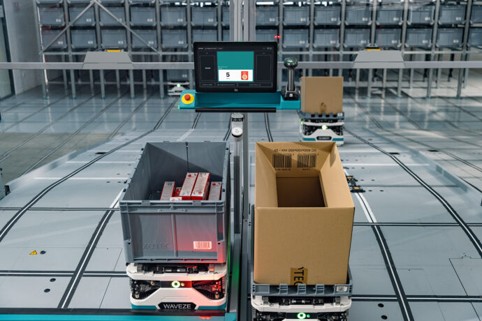 Ergonomic goods-to-person workstation for warehouse operators
