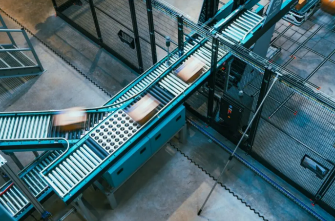 Exotec sequencing buffer with automatic conveyors for palletising