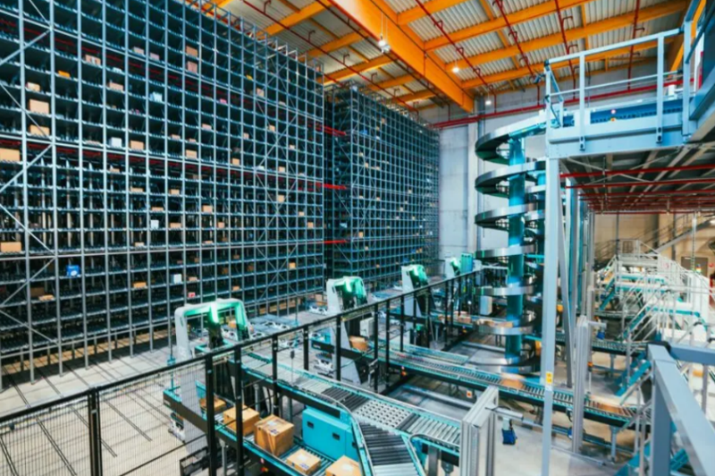 Exotec sequencing buffer system installed at the Lyreco logistics centre