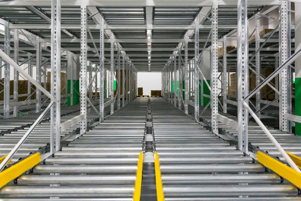 Sistema automatico per lo stoccaggio e la movimentazione dei pallet
