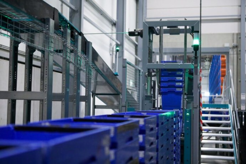Impianto automatizzato per lo stoccaggio nel centro logistico GXO Guess